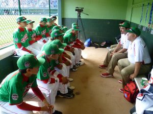 La Liga de Beisbol Infantil escucharon con atención las últimas instrucciones de los entrenadores mientras se preparaban para enfrentarse contra Panamá el pasado 18 de Agosto.
