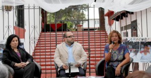 De izq. a der. los Sicólogos Nashia Dipp y Jorge Razo Ferruz y la escritora Luis Ruiz en la exposición del libro: La mujer de gris. Testimonios desde mi celda.