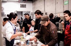 Estudiantes de Culinary Art School preparan platillos para el Festival Culinario. Fotografía: Koran Rios