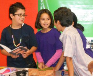 Niños intercambiando imnpresiones sobre la Expo Niños. Foto cortesía Lizeth García