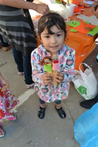 Niña exhibiendo sus títeres