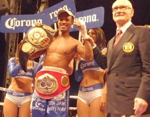 “Pelenchin” Caballero retuvo sus cinturones supergallo AMB y FIB