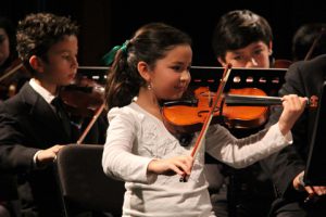 Pequeña violinista perteneciente a la Red Cuerdas La Libertad de la Orquesta Do RE MI. Foto cortesia de CAM