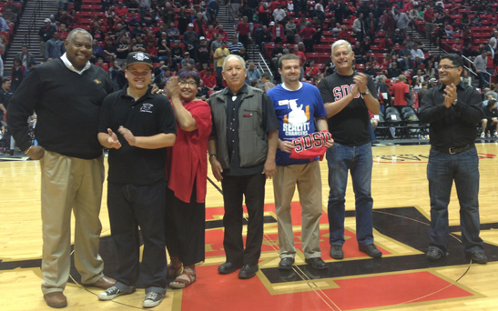 Pictured from left to right: Dr. James Kitchen, Vicepresidente de Asuntos Estudiantiles, SDSU; Jose Cruz, Director Ejecutivo, Barrio Logan College Institute; Andrea Skorepa, Directora Ejecutiva, Casa Familiar; David Valladolid, Presidente Nacional y Director Ejecutivo, PIQE; Christopher Yanov, Director Ejecutivo, Reality Changers; Frank Urtasun, Vicepresidente Regional de Asuntos Externos, SDG&E; Pedro Villegas, Director de Asuntos Externos, SDG&E