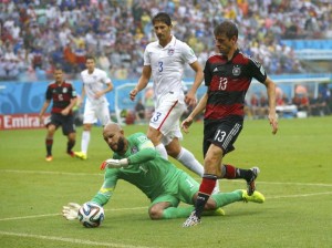 Germany's Thomas Mueller (R) tries to score past U.S. goalkeeper Tim Howard during their 2014 World Cup Group G soccer match at the Pernambuco arena in Recife June 26, 2014.              REUTERS/Brian Snyder 