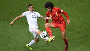 Belgium's midfielder Marouane Fellaini (R) and US defender Geoff Cameron vie for the ball during a Round of 16 football match between Belgium and USA at Fonte Nova Arena in Salvador during the 2014 FIFA World Cup on July 1, 2014.     AFP PHOTO / PEDRO UGARTE