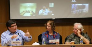 De izquierda a derecha: El panelista Dr. René Zenteno, la Dra. Dolores Paris, y el Dr. Bryan Roberts.