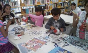 Nios trabajan en el diseño de títeres en  Festitíteres