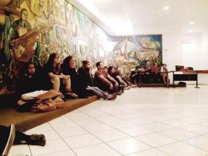 El reparto de El nacimiento del niño, tomando un  descanco, después de un ensayo