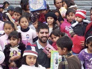 LuisFitchWithChildrenInTijuana2012Drive