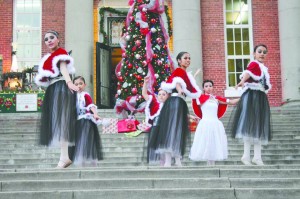Niñas bailando alrededor del arbol de navidad en las  escalinatas de la Casa de Cultura Altamira