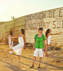 Minerva Tapia, en un ensayo en terracería en la linea  fronteriza