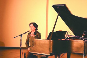 Daniel Wong, comunicándose con el público en un  concierto de jazz en Tijuana